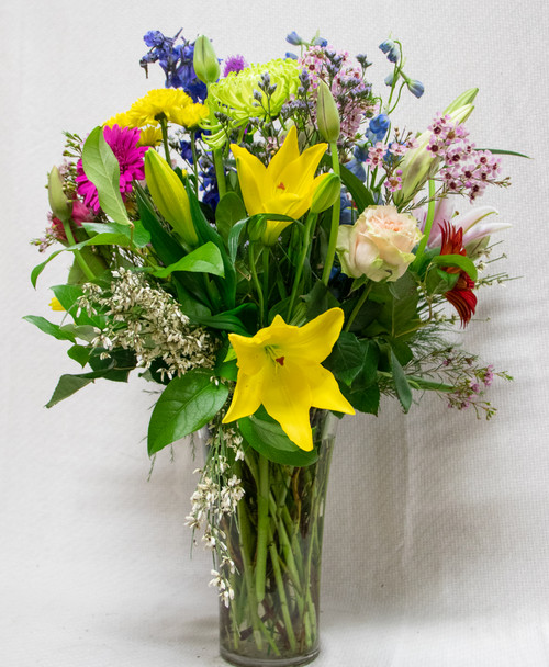 A mix of fresh flowers designed with bright colors 