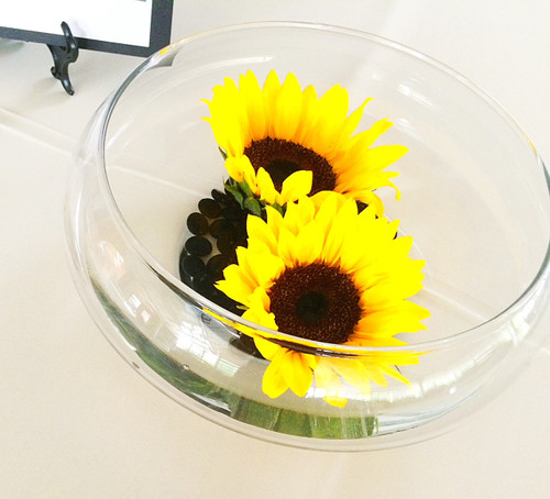 A simple design for summer glass bowl with sunflowers make a perfect bold touch  to the tables.