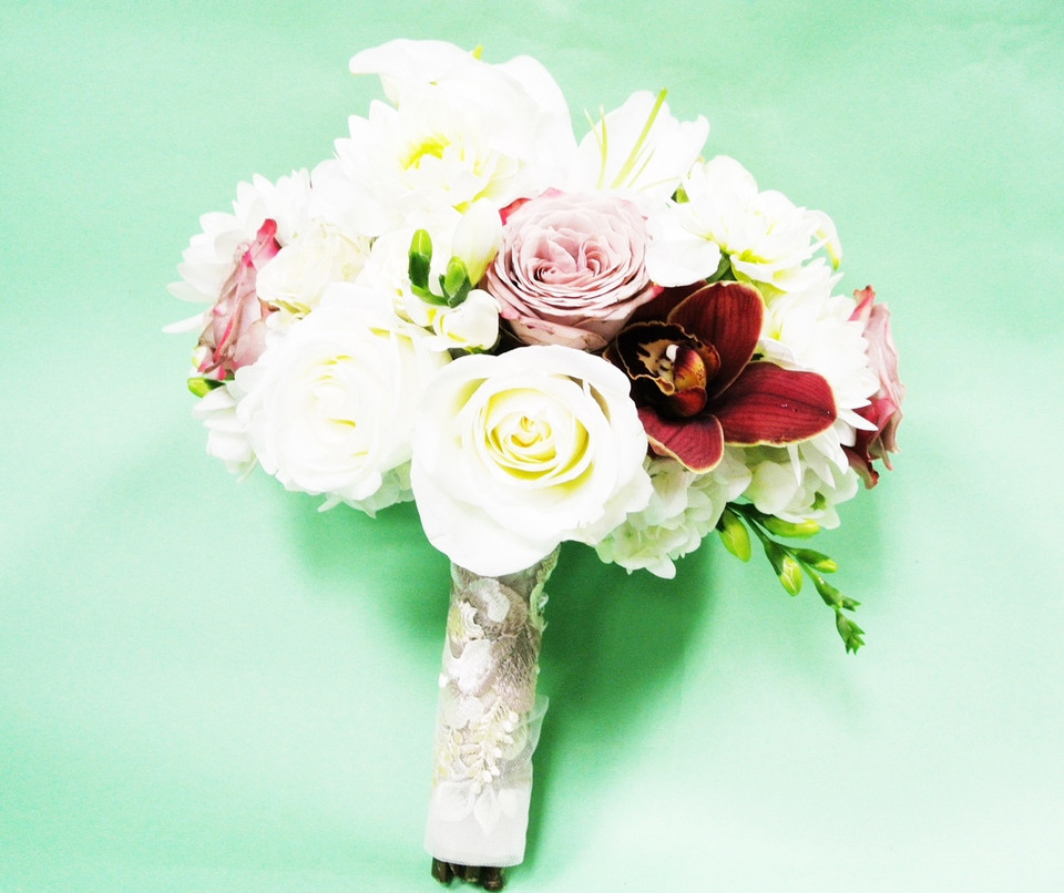 White Roses Anemone And Ivy Bridal Bouquet Loveland Wedding Florist Earles Flowers 7995