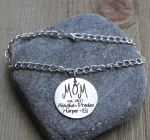 Mom "est" - Engraved Chain Bracelet 