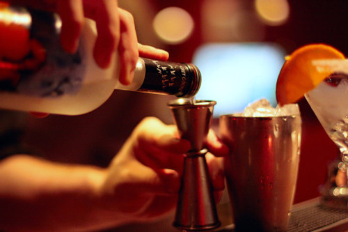 JIGGER, 10Z, 2OZ, LIQOUR MEASUREMENT,JIGGER, 10Z, 2OZ, LIQOUR MEASUREMENT, what is a jigger, shotglass, liquor jigger,jigger measurement, bar, nighgtclubs