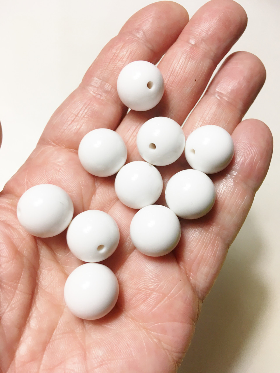 M01052 MOREZMORE 10 Plastic Beads 16mm White Animatable Stop Motion