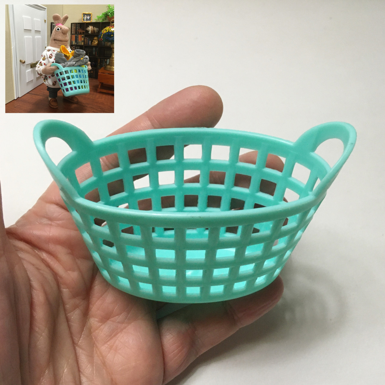 M00079-BLUE MOREZMORE Miniature Laundry Basket 1:6 Scale Puppet