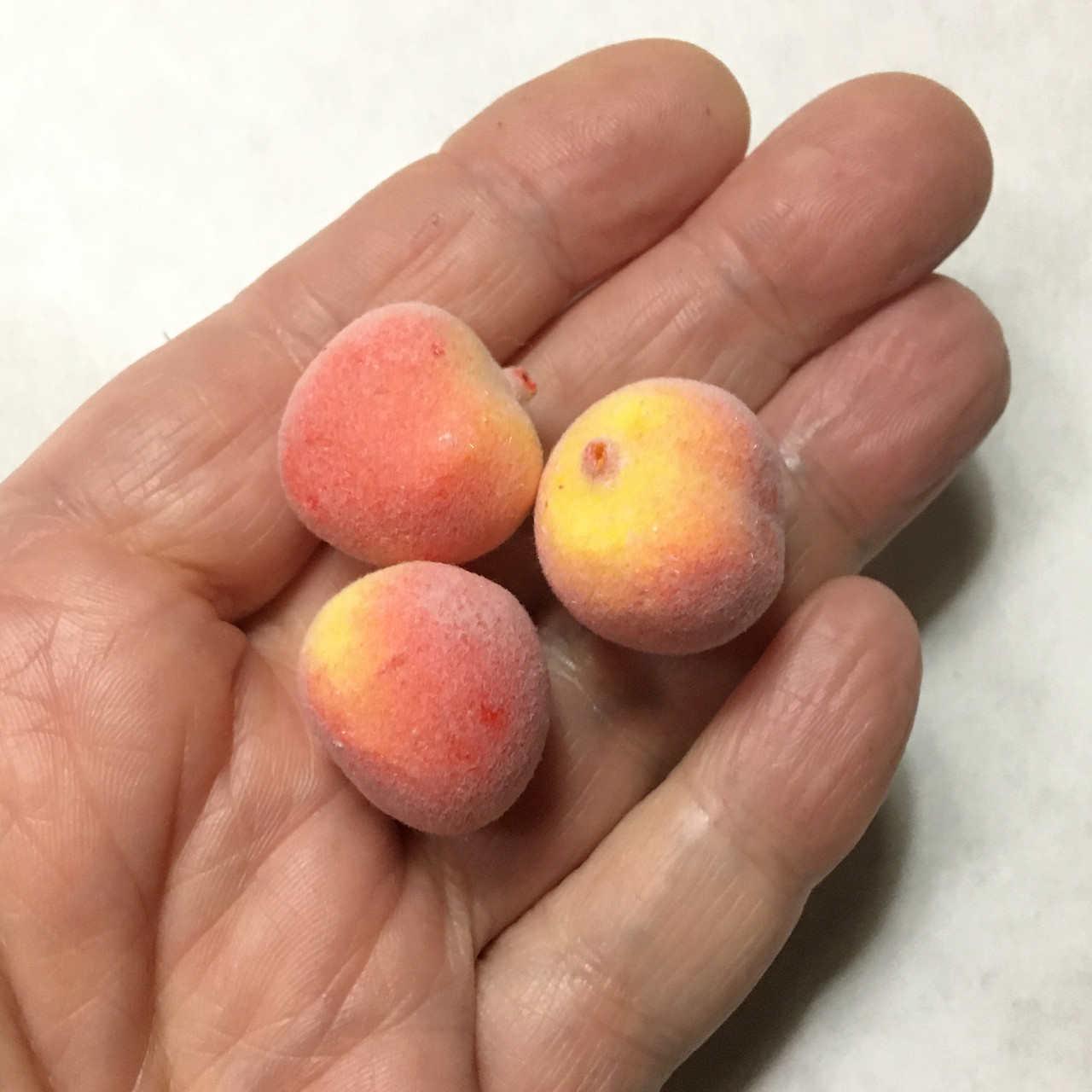 M01679 MOREZMORE 3pcs Mini Artificial Peaches 22mm Fake Miniature