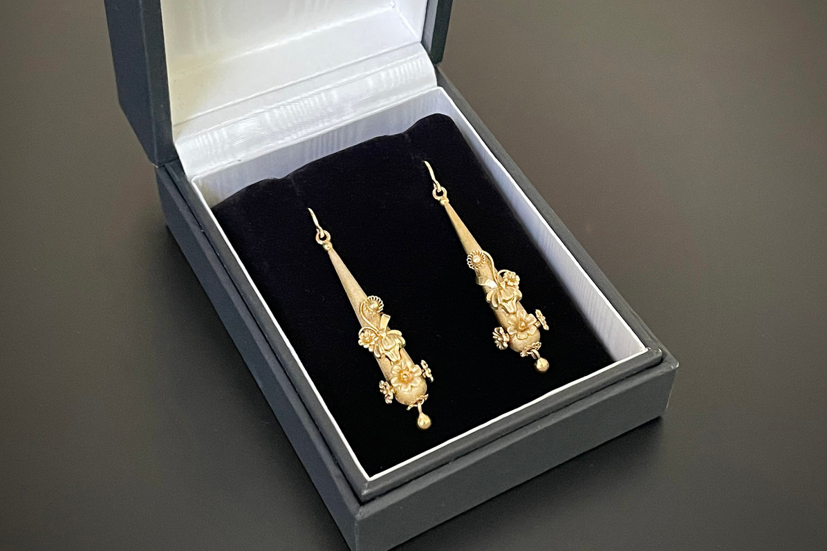 Georgian gold drop earrings. Georgian gold drop earrings.