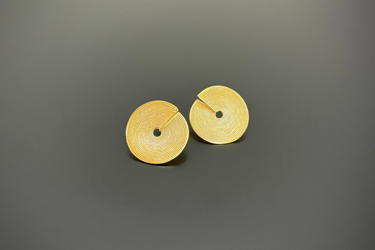 Disc earrings silver gilt
