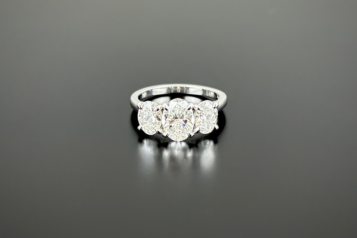 Oval diamond trilogy in 18ct white gold