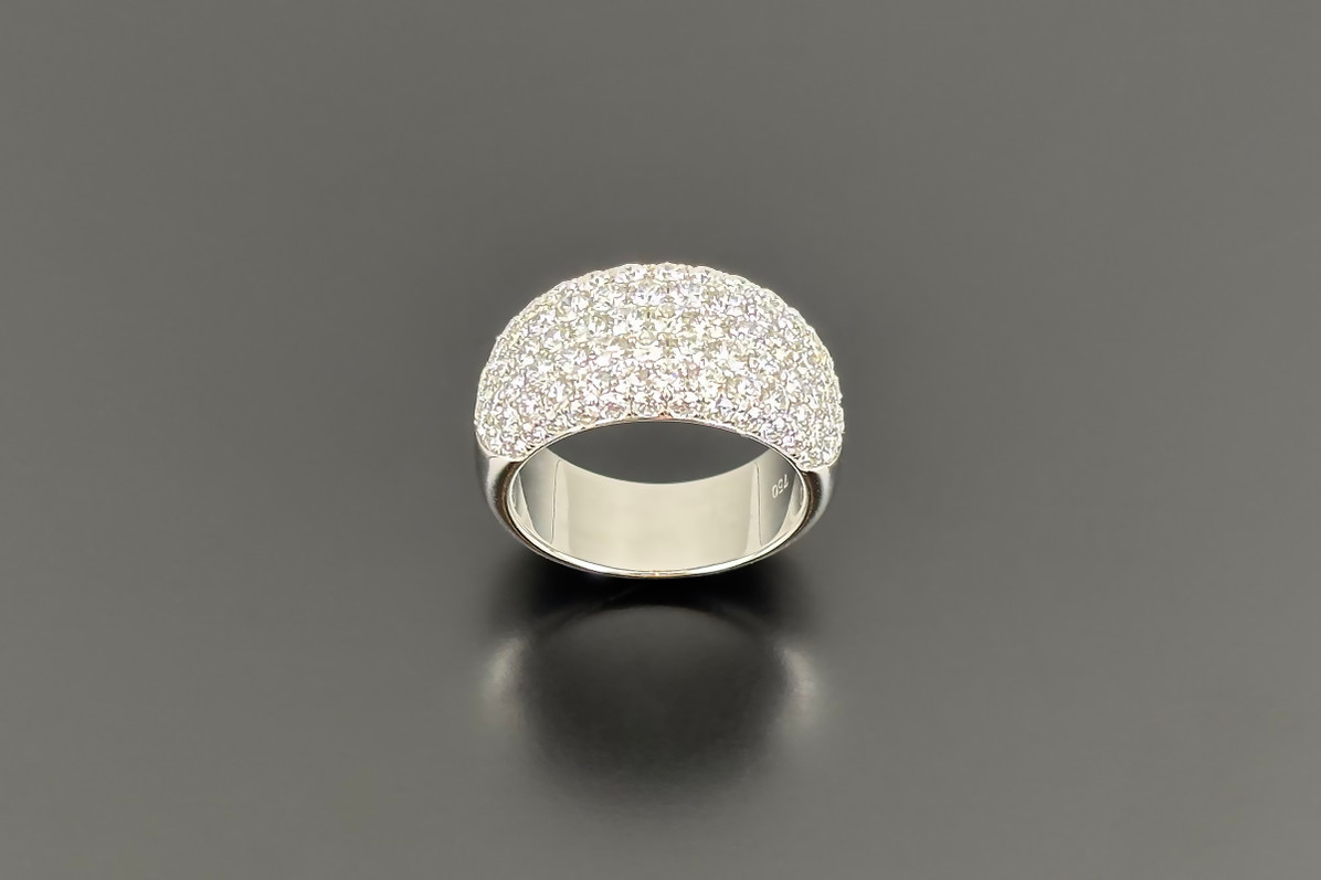 A Pavé Diamond Band in 18ct white gold
