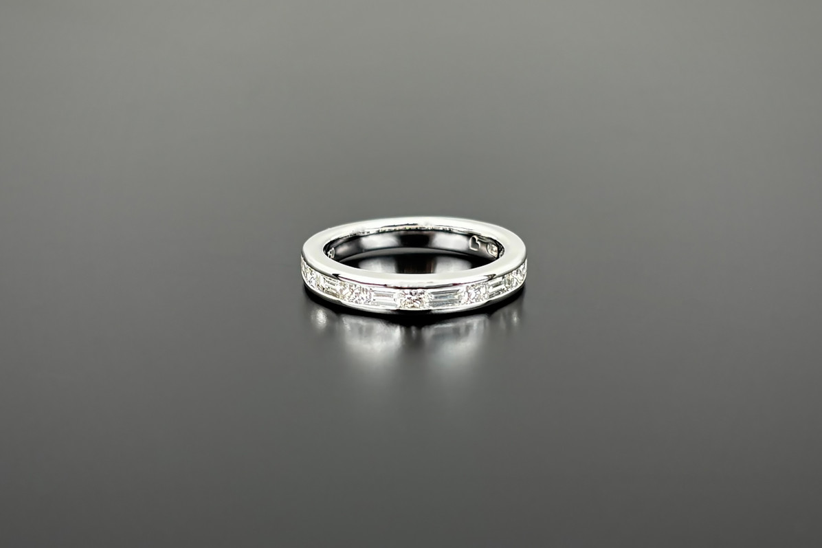 Diamond Eternity Band with baquette cut and round brilliant cut diamonds in 18ct white gold