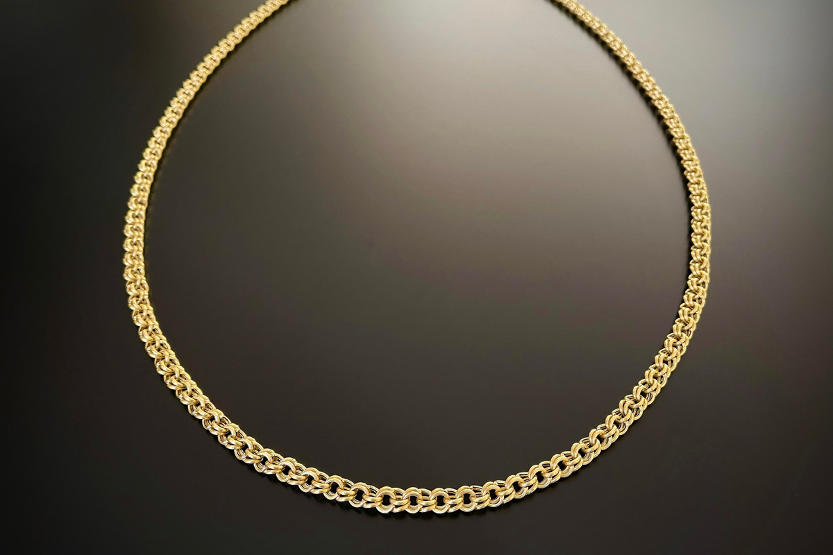 A Superb Long Gold Chain
Hollow and reeded belcher link design 
18ct yellow gold
Total weight: 53.2gms
Total length: 1180mm