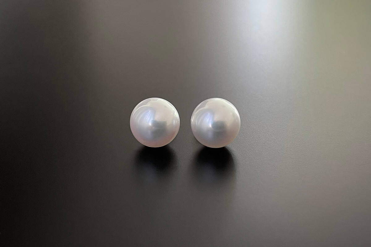 South Sea Pearl Studs
white and pink hue measuring12-13mm.
18ct white gold post and butterfly back fittings.