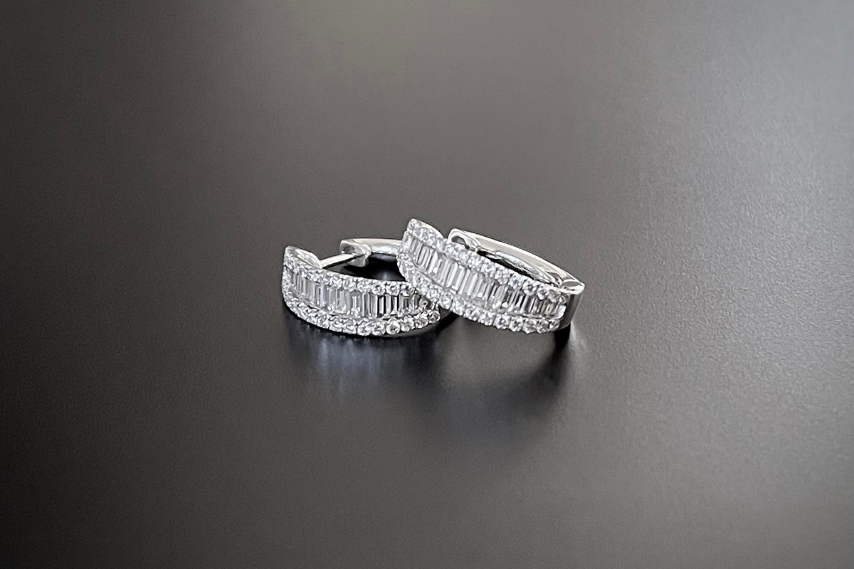 Diamond Huggies.
Each set with a central row of slightly graduating baquette diamonds and a row of brilliant cut diamonds to the outer setting.
G,SI
Total diamond weight: 1.15cts
18ct white gold. 4.59g