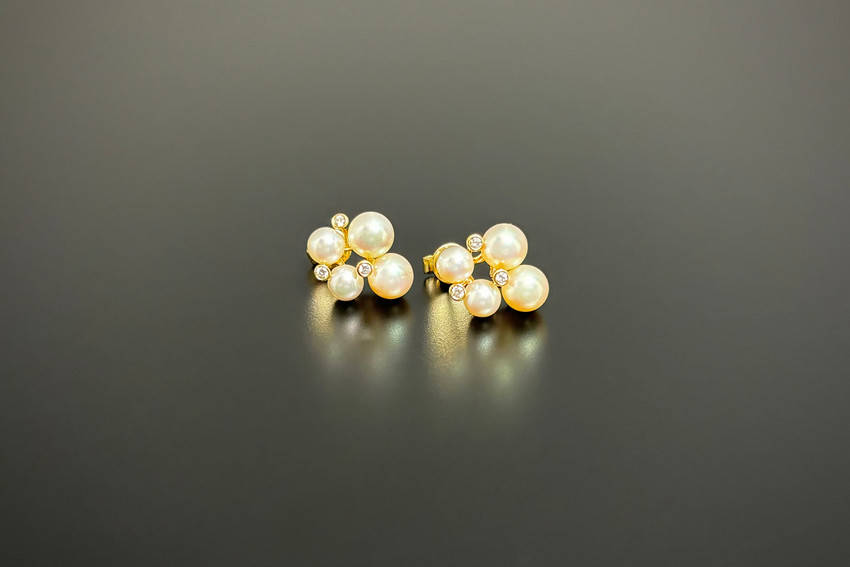 An Elegant Pair of Pearl and Diamond Earrings
Quatrefoil form, featuring four cream cultured Akoya pearls measuring 4.5-6mm.
Interspaced by three small round brilliant cut diamonds.
18ct yellow gold.
Post and butterfly back fittings.
Diamonds total 0.08cts.
Dimensions: 13 x 10mm.