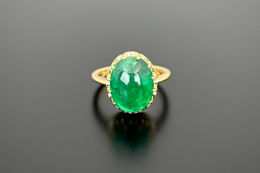 Cabochon emerald ring 18ct yellow gold