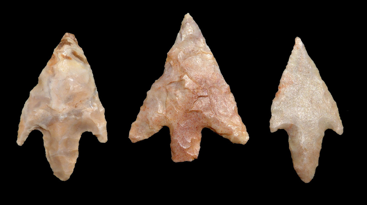 THREE SMALL AFRICAN CAPSIAN NEOLITHIC ARROWHEADS OF EXCEPTIONAL CRAFTSMANSHIP  *CAP283