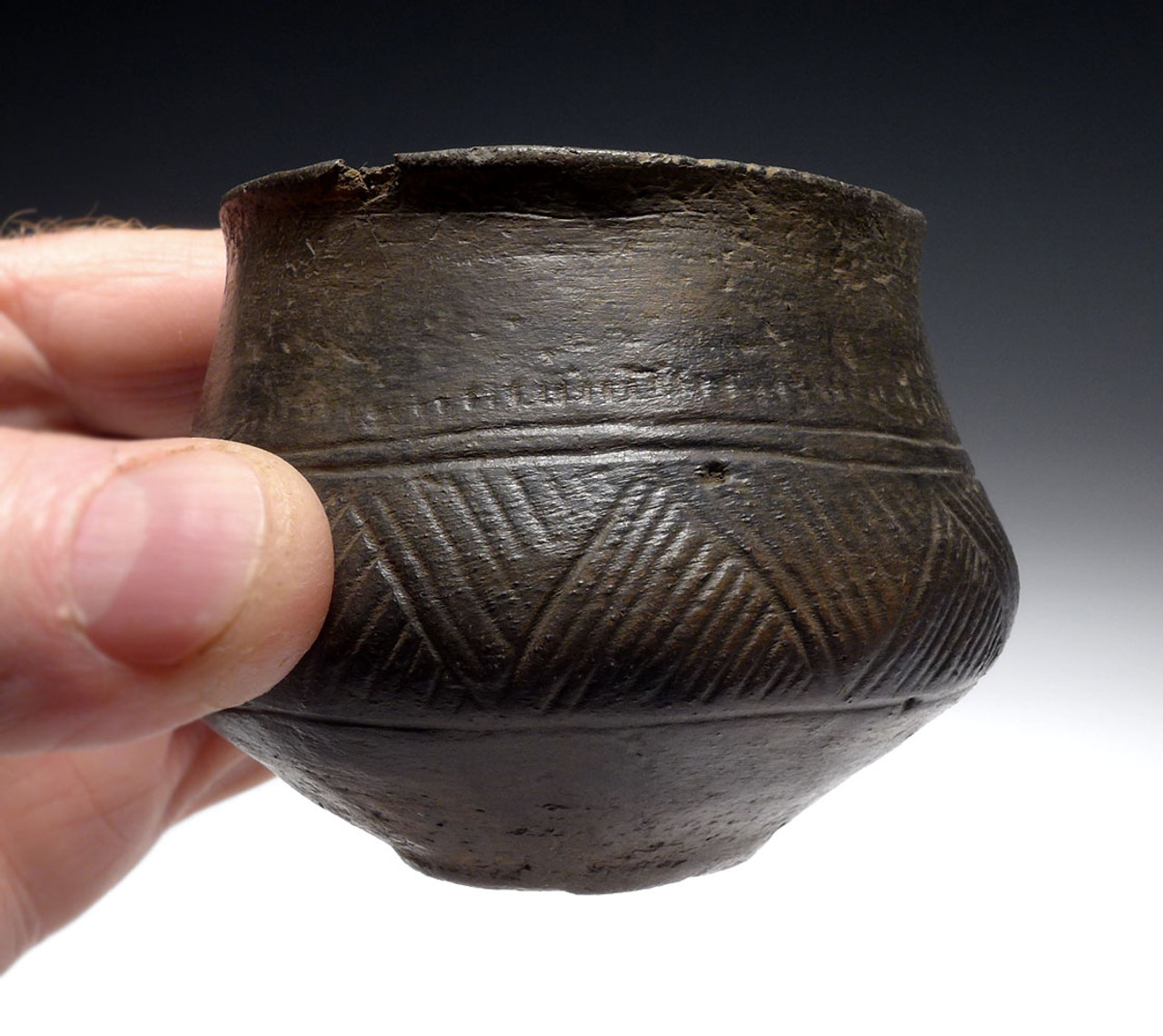 RARE BLACKWARE DECORATED PRESTIGE CERAMIC CUP OF THE EUROPEAN URNFIELD LUSATIAN CULTURE  *URN38