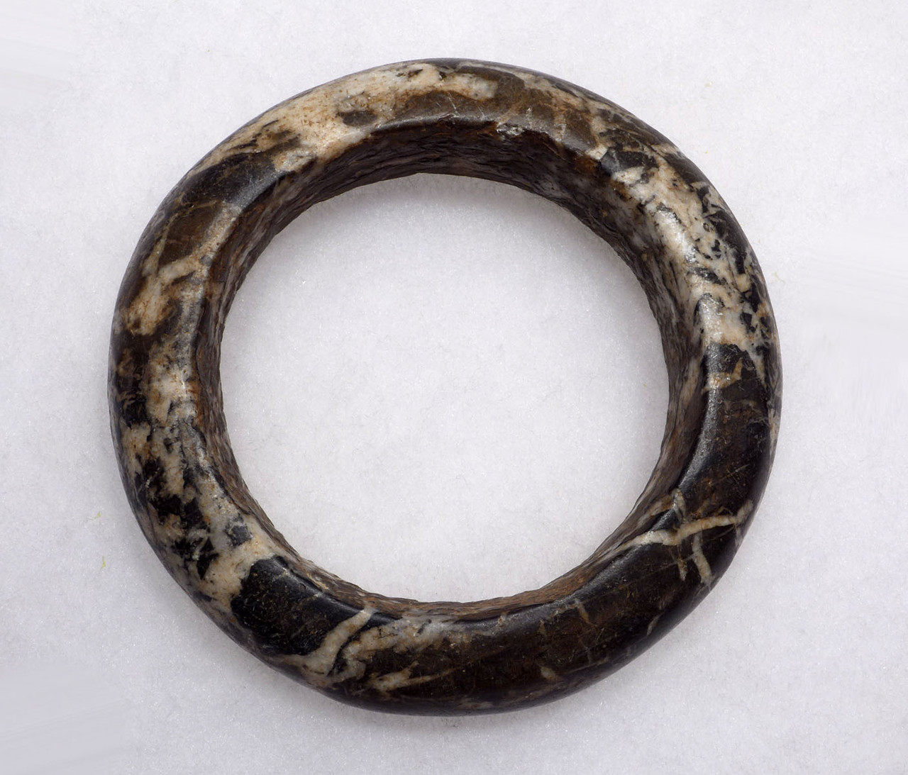 SUPERB WEST AFRICAN ANTIQUE STONE TRIBAL ELBOW WAR BRACELET IN VEINED HOMBORI MARBLE   *CAP422