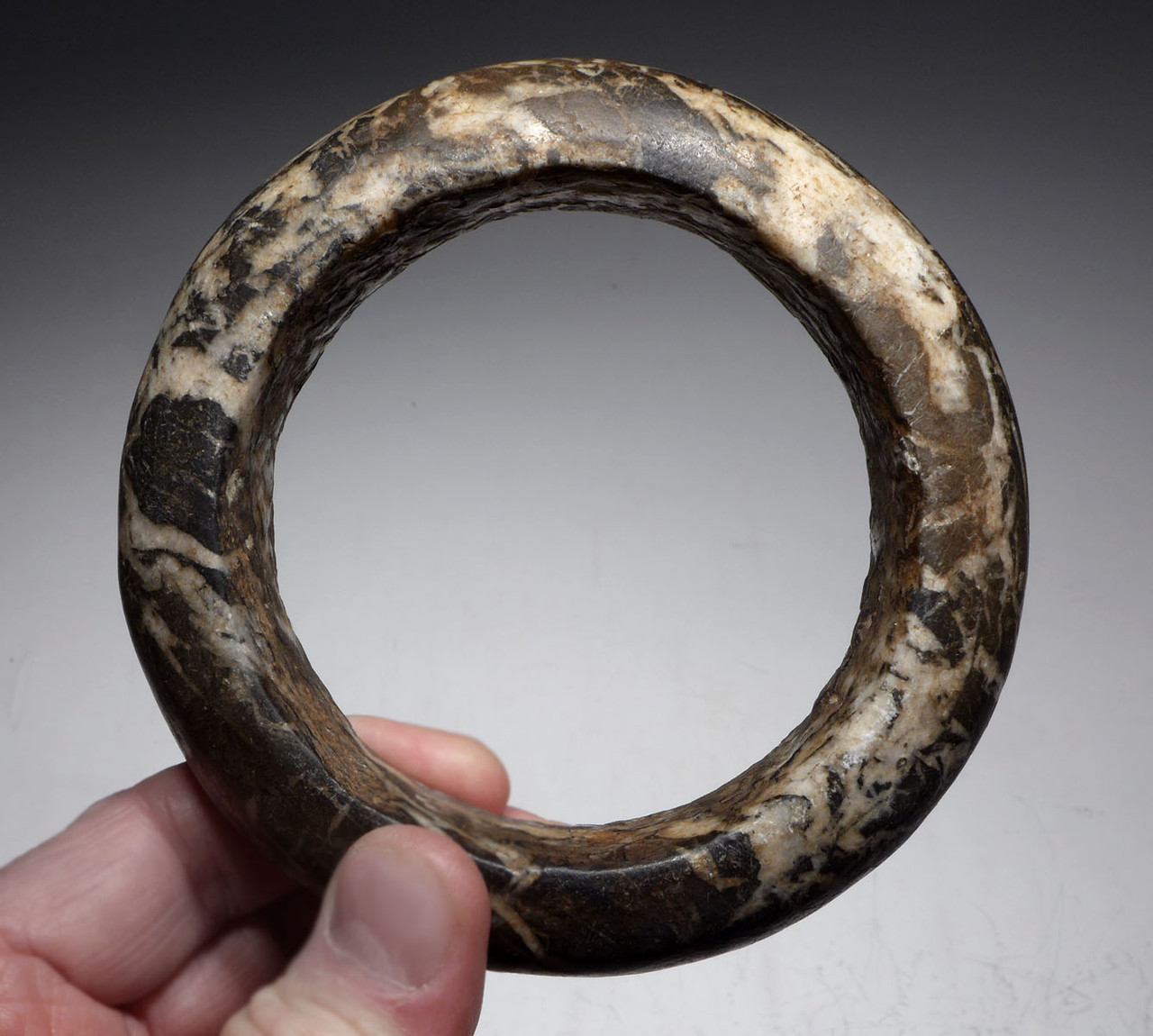 SUPERB WEST AFRICAN ANTIQUE STONE TRIBAL ELBOW WAR BRACELET IN VEINED HOMBORI MARBLE   *CAP422