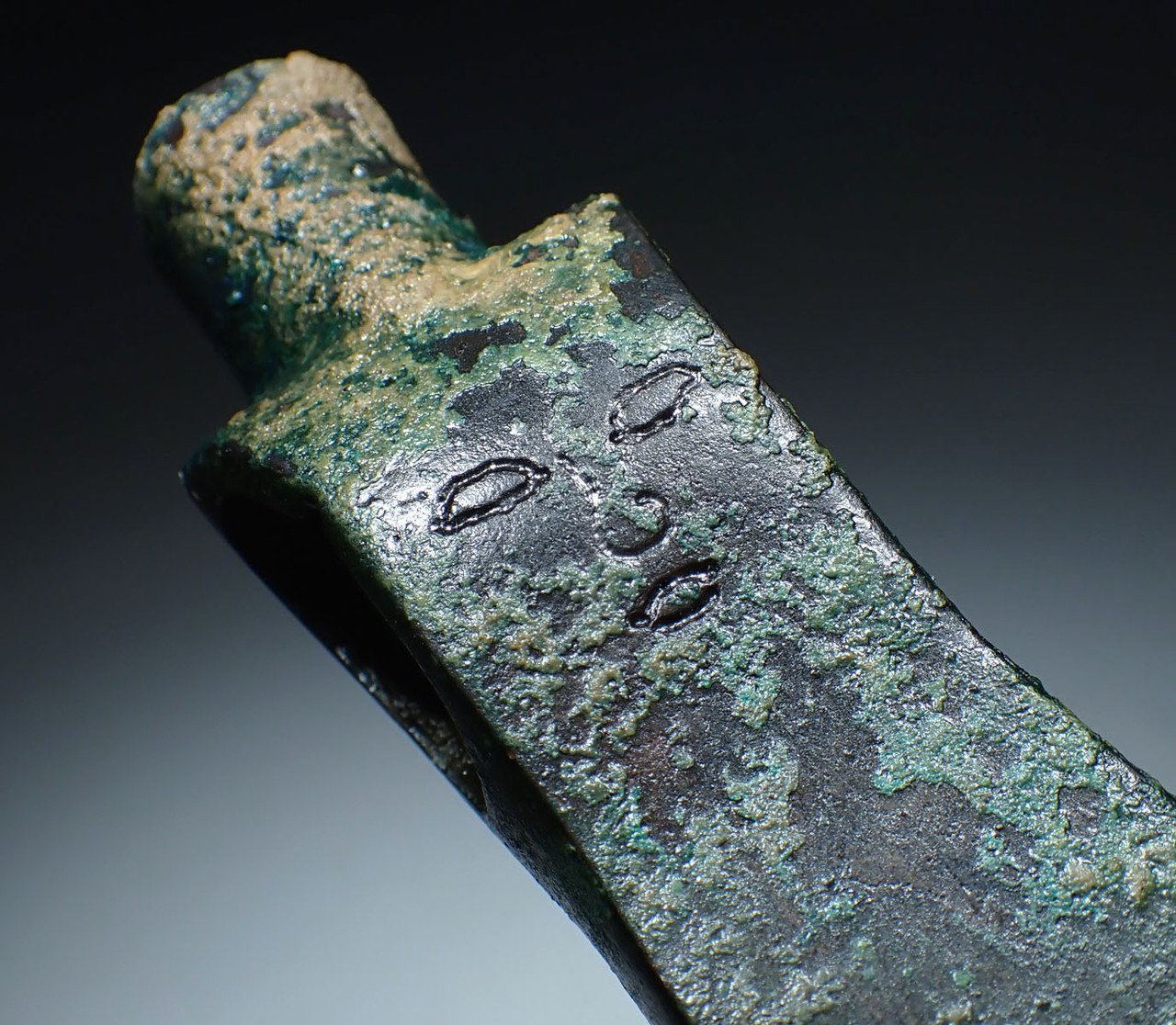 RARE ENGRAVED FACES DECORATED ANCIENT BRONZE SPIKED HAMMER WAR AXE FROM THE SAKA INDO SCYTHIAN CULTURE  *LUR367