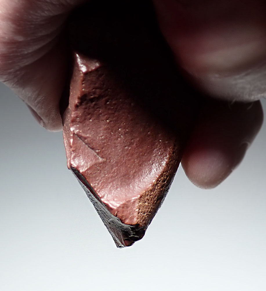 RARE AFRICAN MODE 1 OLDOWAN PEBBLE FLAKE SCRAPER TOOL OF RED BASALT WITH STUNNING WIND POLISHING  *PB193