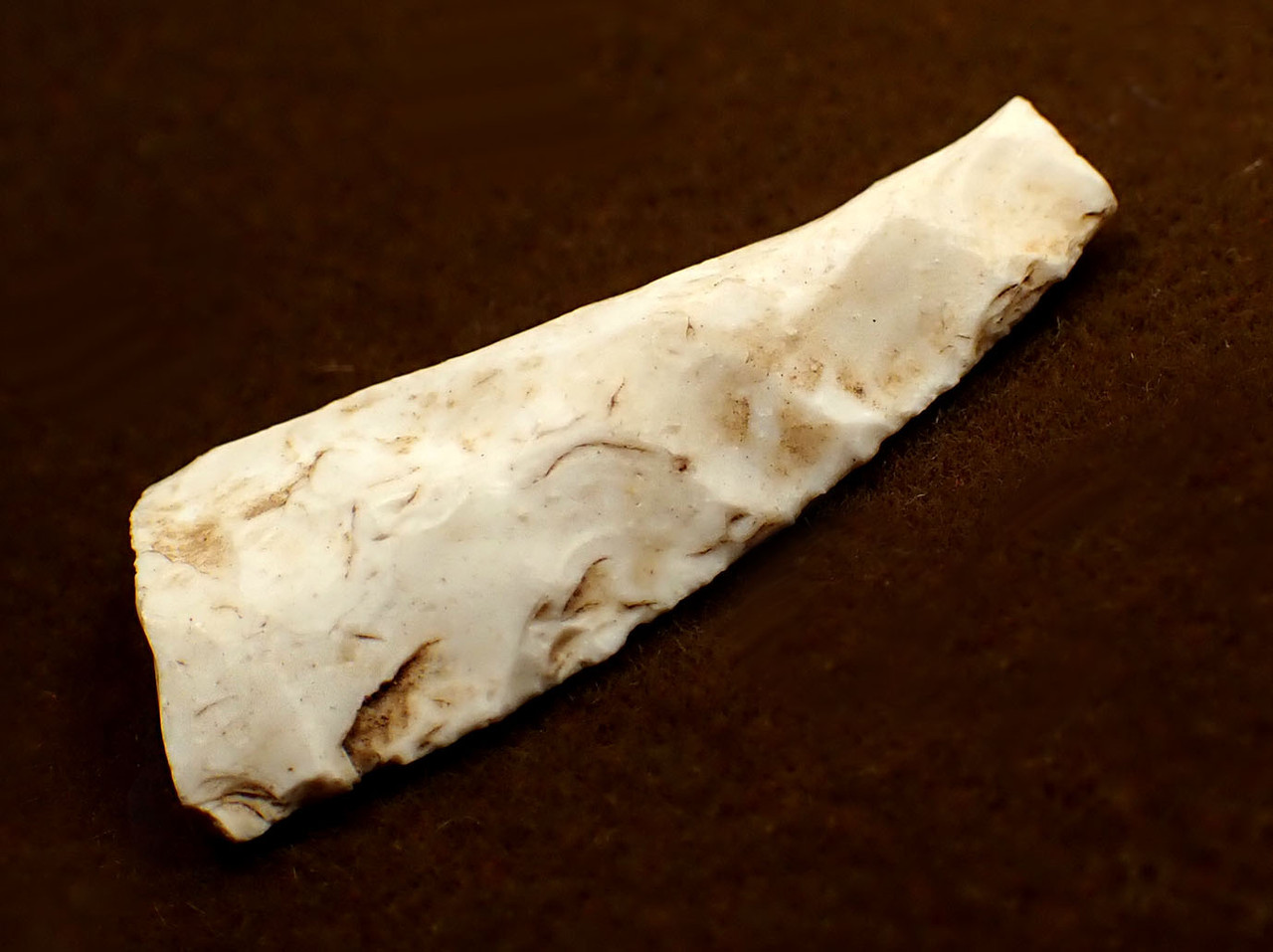 EXCELLENT CRO-MAGNON FLINT MICROLITH FLAKE BLADE TOOL FROM FAMOUS PREHISTORIC ART CAVE GROTTE DES HARPONS IN FRANCE  *UP074