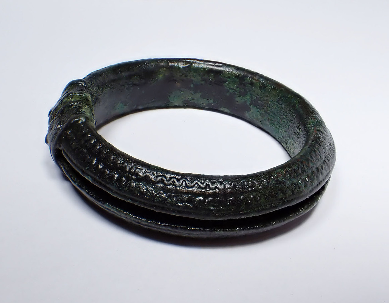 DECORATIVE ANCIENT BRONZE HOLLOW CUFF BANGLE BRACELET FROM THE SOUTHEAST ASIA DONG SON CULTURE  *SEA16