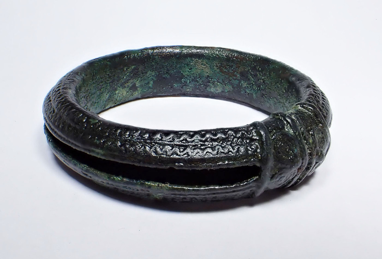 DECORATIVE ANCIENT BRONZE HOLLOW CUFF BANGLE BRACELET FROM THE SOUTHEAST ASIA DONG SON CULTURE  *SEA16