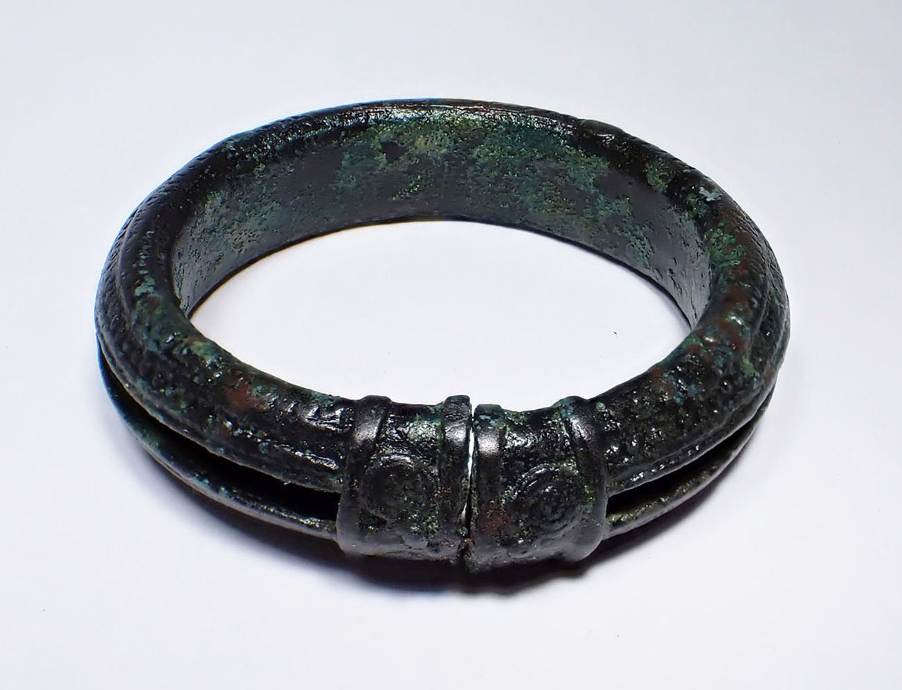 DECORATIVE ANCIENT BRONZE HOLLOW CUFF BANGLE BRACELET FROM THE SOUTHEAST ASIA DONG SON CULTURE  *SEA16