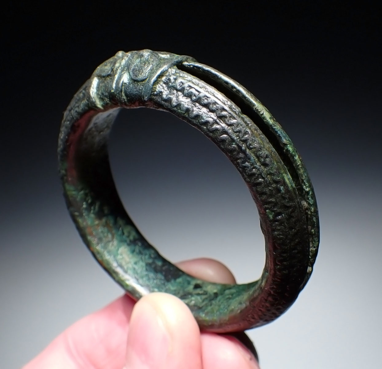 DECORATIVE ANCIENT BRONZE HOLLOW CUFF BANGLE BRACELET FROM THE SOUTHEAST ASIA DONG SON CULTURE  *SEA16
