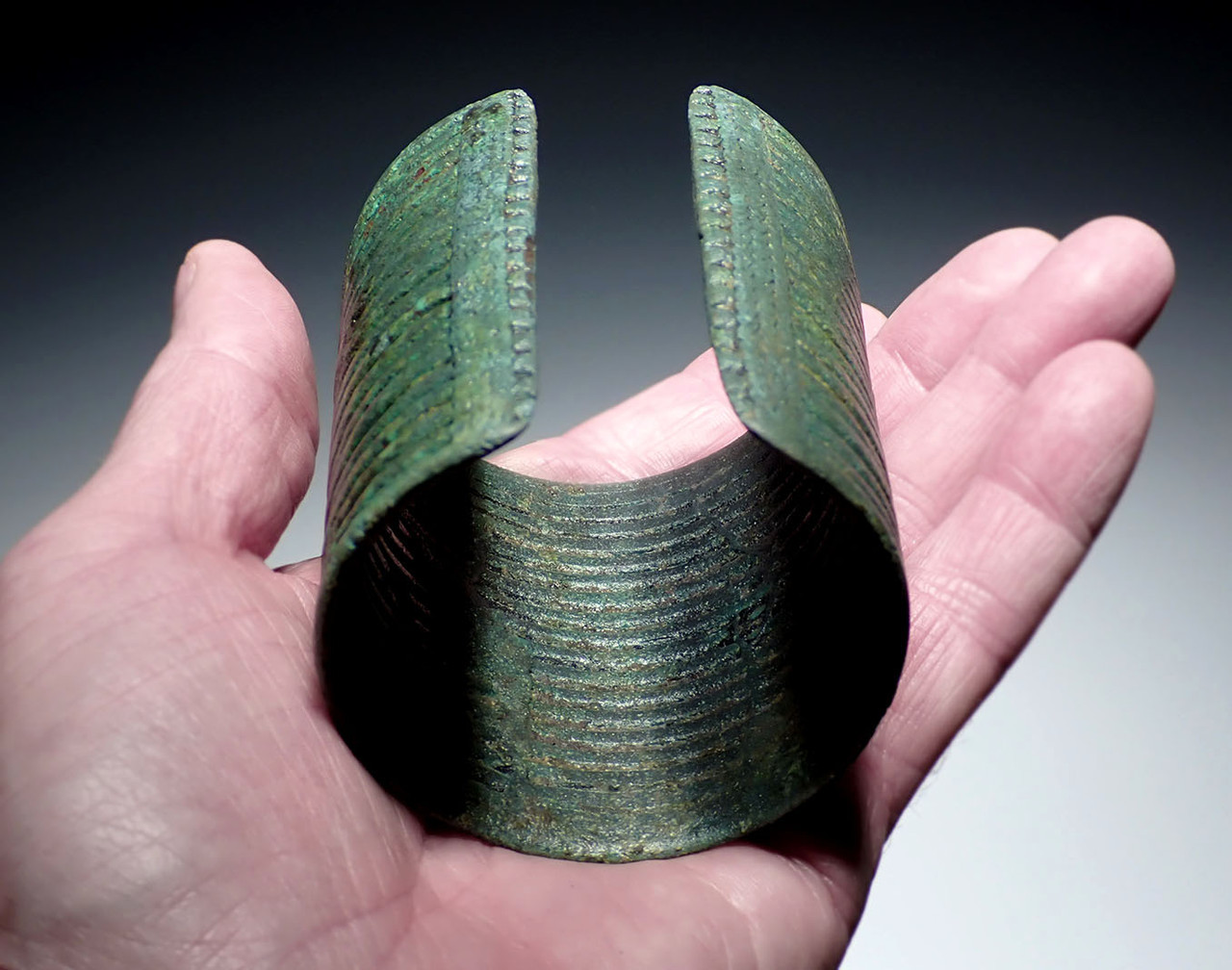 SPECTACULAR SOLID ANCIENT BRONZE WIDE CUFF PRESTIGE BANGLE BRACELET FROM THE SOUTHEAST ASIA DONG SON CULTURE  *SEA11
