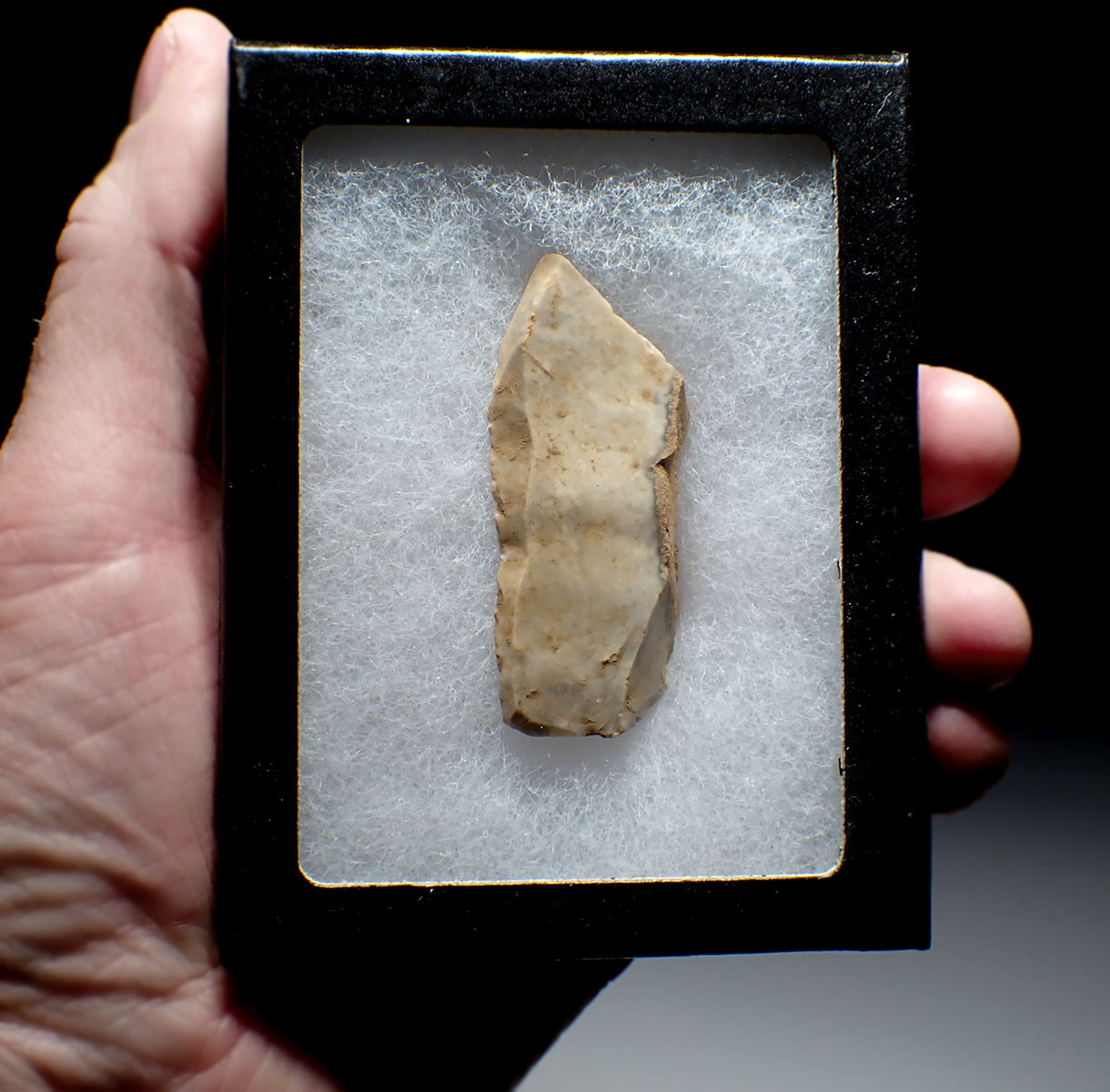 MUSEUM-CLASS CRO-MAGNON ART-MAKING DIHEDRAL BURIN FLAKE TOOL FROM THE FAMOUS UPPER PALEOLITHIC MAGDALENIAN PLACARD CAVE ART SITE IN FRANCE  *UP084