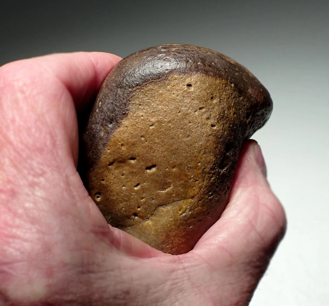 EXCEPTIONAL HOMO ERGASTER ERECTUS BI-COLORED MODE 1 BASALT AFRICAN OLDOWAN PEBBLE CHOPPER AXE WITH INTELLIGENT DESIGN GRIP  *PB215