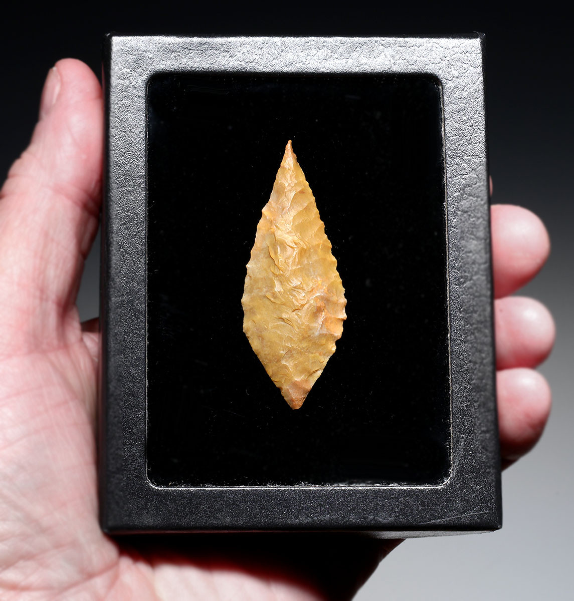 FINEST INTACT NEEDLE-TIPPED CAPSIAN AFRICAN NEOLITHIC SERRATED ARROWHEAD  *CAP490