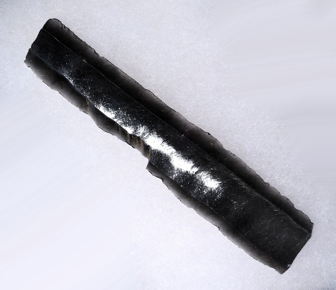 UNBROKEN AZTEC PRE-COLUMBIAN OBSIDIAN PRISMATIC BLADE WITH RE-SHARPENING FOR RITUAL BLOOD-LETTING SACRIFICE  *PC683