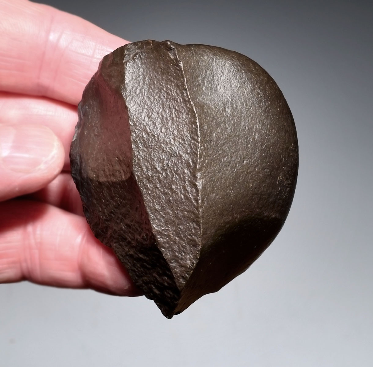 MUSEUM-CLASS HOMO ERGASTER MODE 1 OLDOWAN PEBBLE CHOPPER AXE WITH INTACT POINTED TIP FROM PREHISTORIC AFRICA - OLDEST HUMAN TOOL  *PB228
