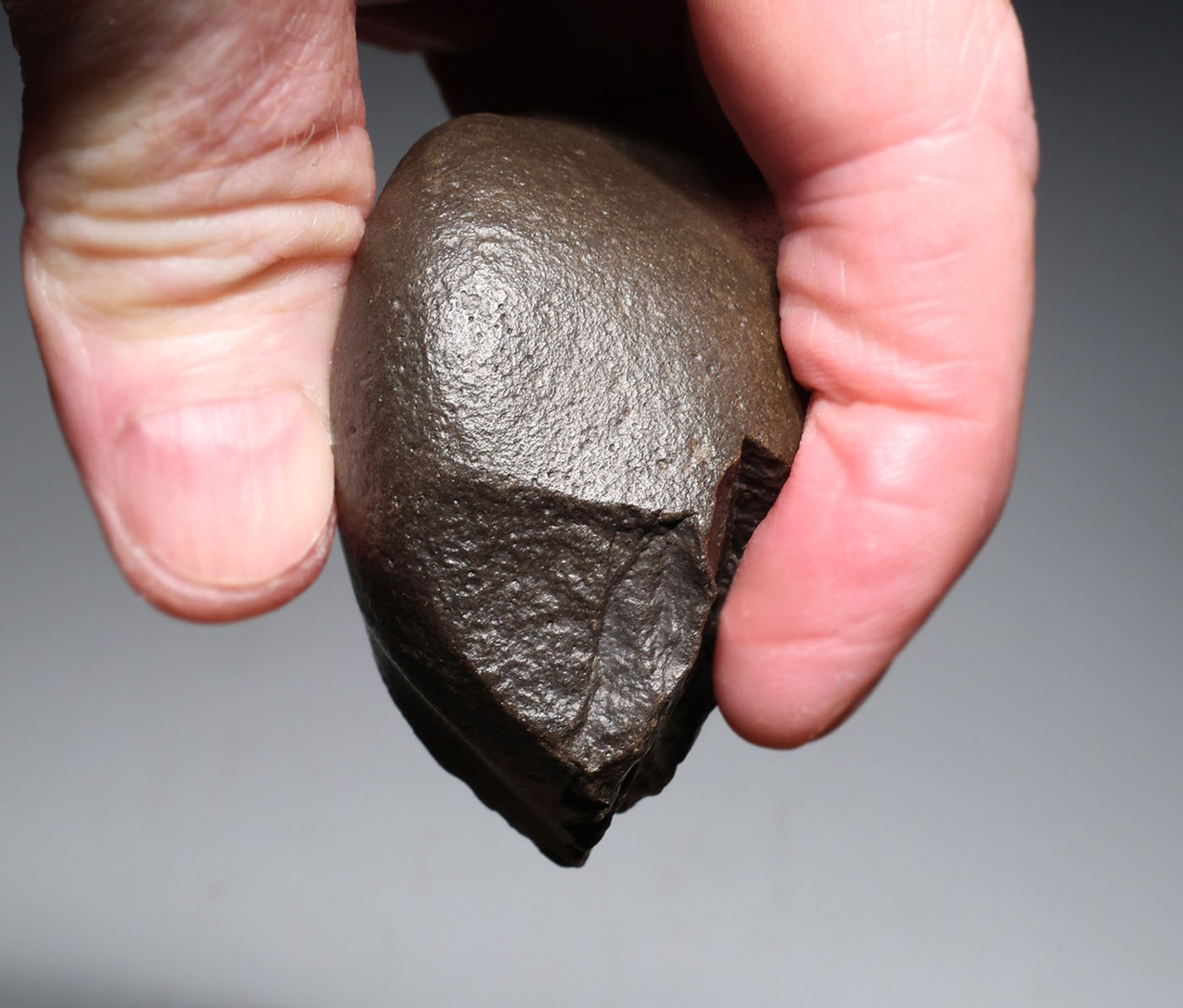 MUSEUM-CLASS HOMO ERGASTER MODE 1 OLDOWAN PEBBLE CHOPPER AXE WITH INTACT POINTED TIP FROM PREHISTORIC AFRICA - OLDEST HUMAN TOOL  *PB228