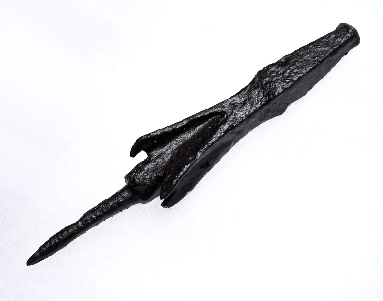 SUPREME MONGOL EMPIRE FINNED AND BARBED ARMOR-PIERCING IRON ARROWHEAD FROM THE EUROPEAN INVASION WITH EVIDENCE OF COMBAT USE  *R352