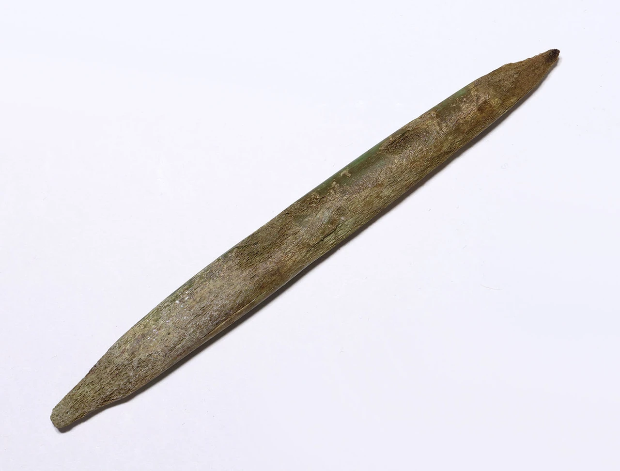 RARE GREEN STAINED ANCIENT SARMATIAN BONE ARROWHEAD FROM AN EASTERN SCYTHIAN NOMAD HORSEBACK WARRIOR  *LUR484