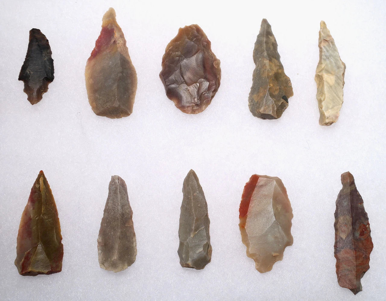 SIXTEEN CHOICE QUALITY CAPSIAN AFRICAN NEOLITHIC STONE ARROWHEADS AND FLAKE TOOLS  *CAP509