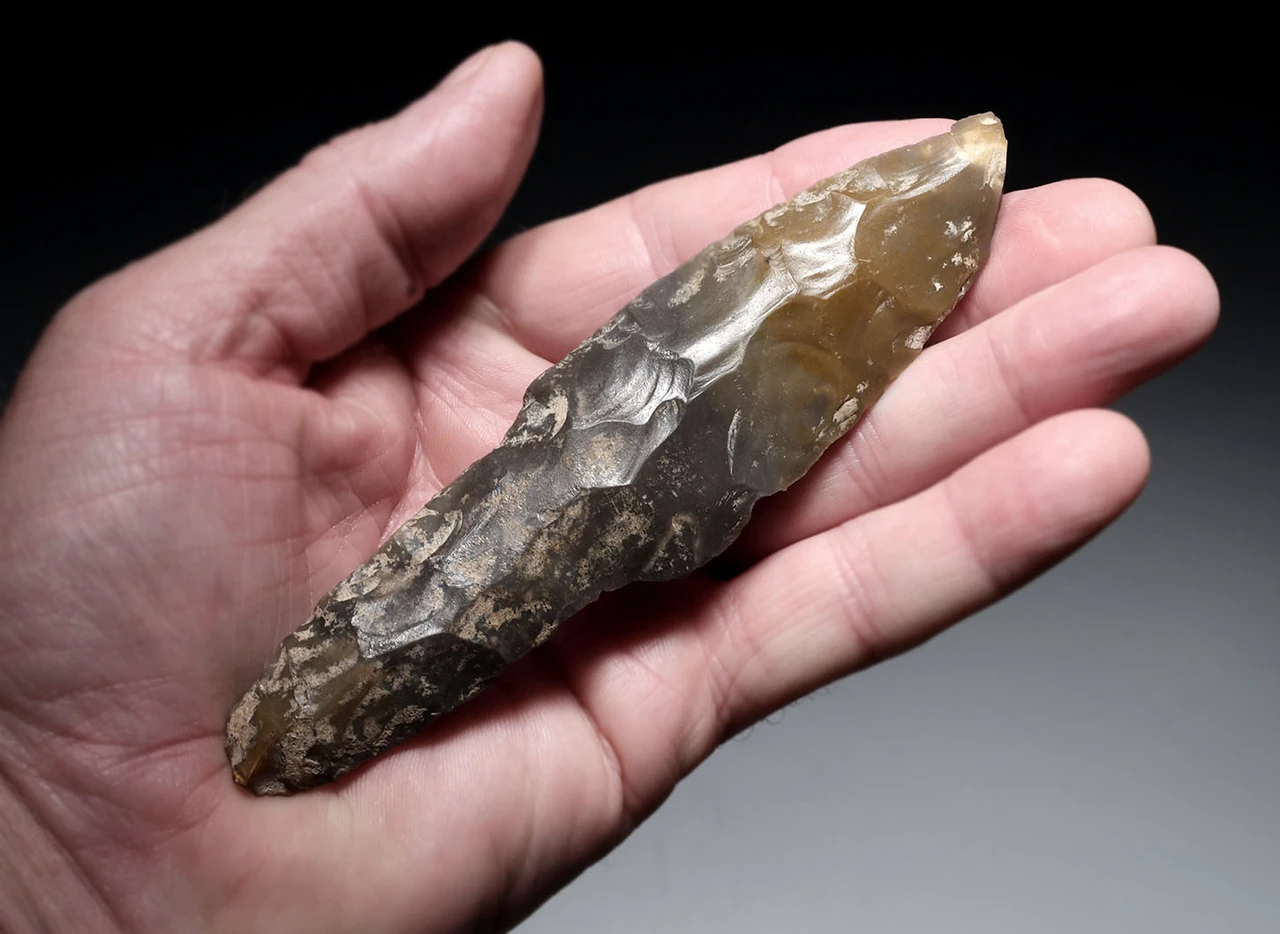 MAYAN PRE-COLUMBIAN BIFACIAL FLAKED CHERT STONE STEMMED SPEARHEAD WITH COMBAT USE WEAR  *PC722