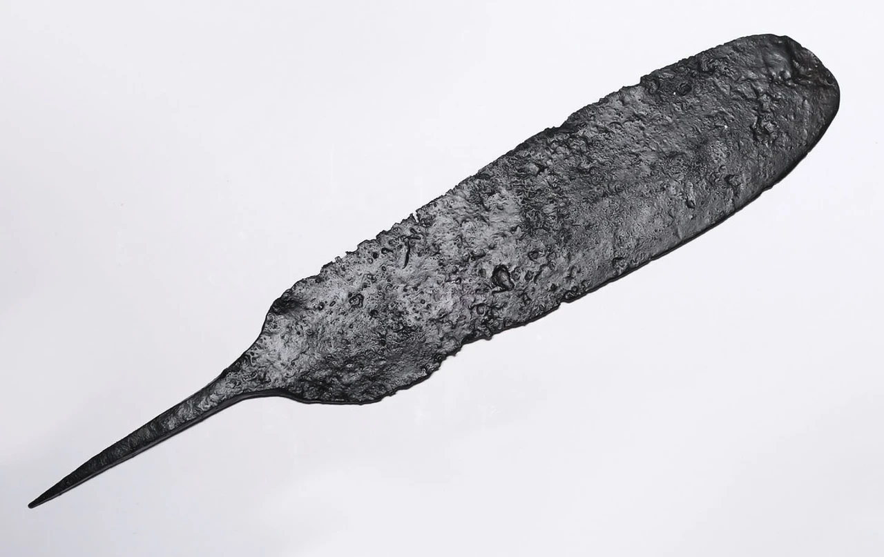 ANCIENT EARLY PERSIAN ACHAEMENID IRON COSMETIC RAZOR SHAVING BLADE  *R360