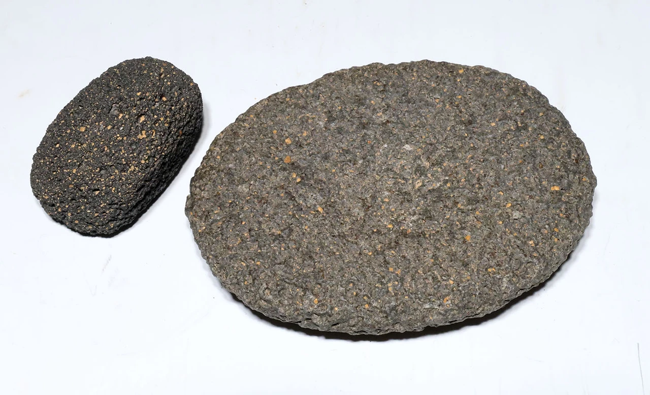 RARE TENERIAN NEOLITHIC SMALL GRINDING MILL AND RUBBING STONE FROM THE PEOPLE OF THE "GREEN SAHARA"  *CAP499