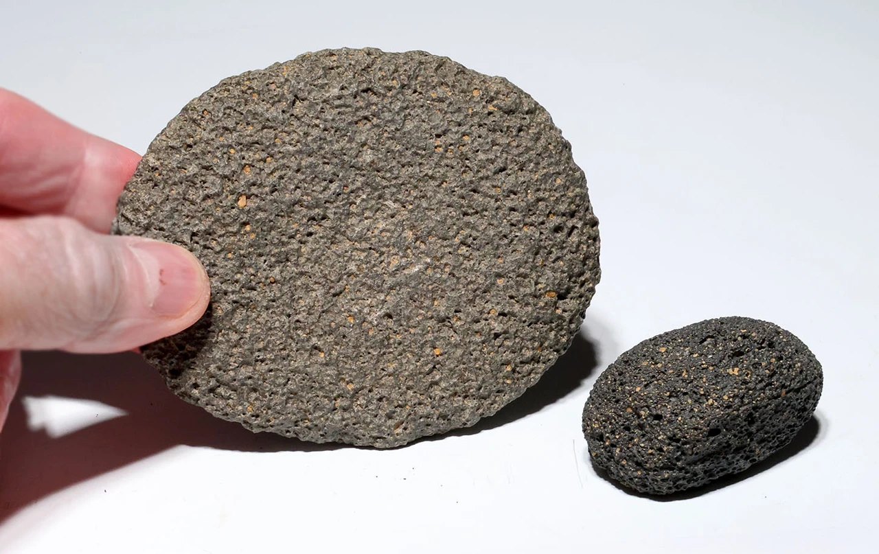 RARE TENERIAN NEOLITHIC SMALL GRINDING MILL AND RUBBING STONE FROM THE PEOPLE OF THE "GREEN SAHARA"  *CAP499