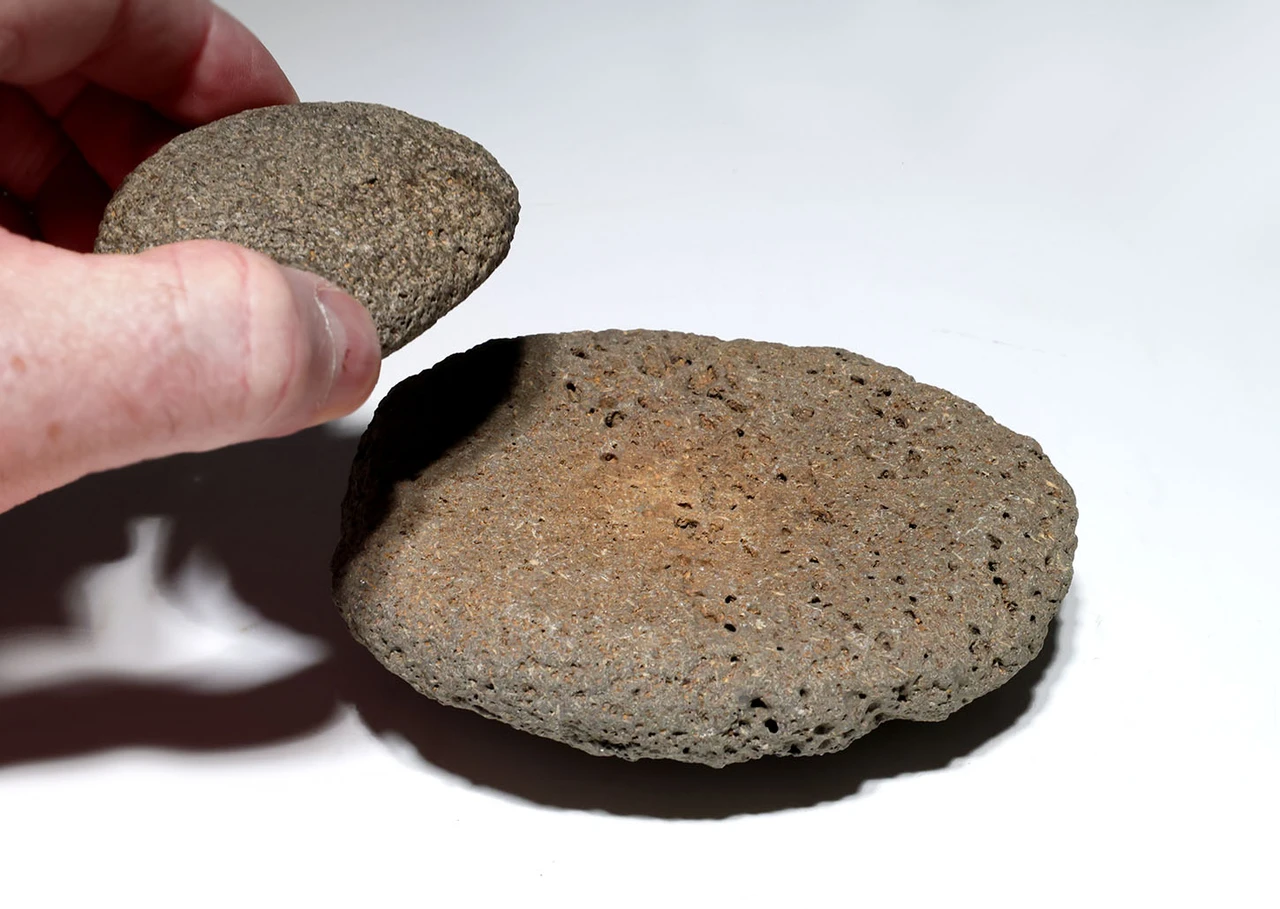 RARE TENERIAN NEOLITHIC MEDICINAL AND BODY PAINT GRINDING MILL AND RUBBING STONE FROM THE PEOPLE OF THE "GREEN SAHARA"  *CAP498