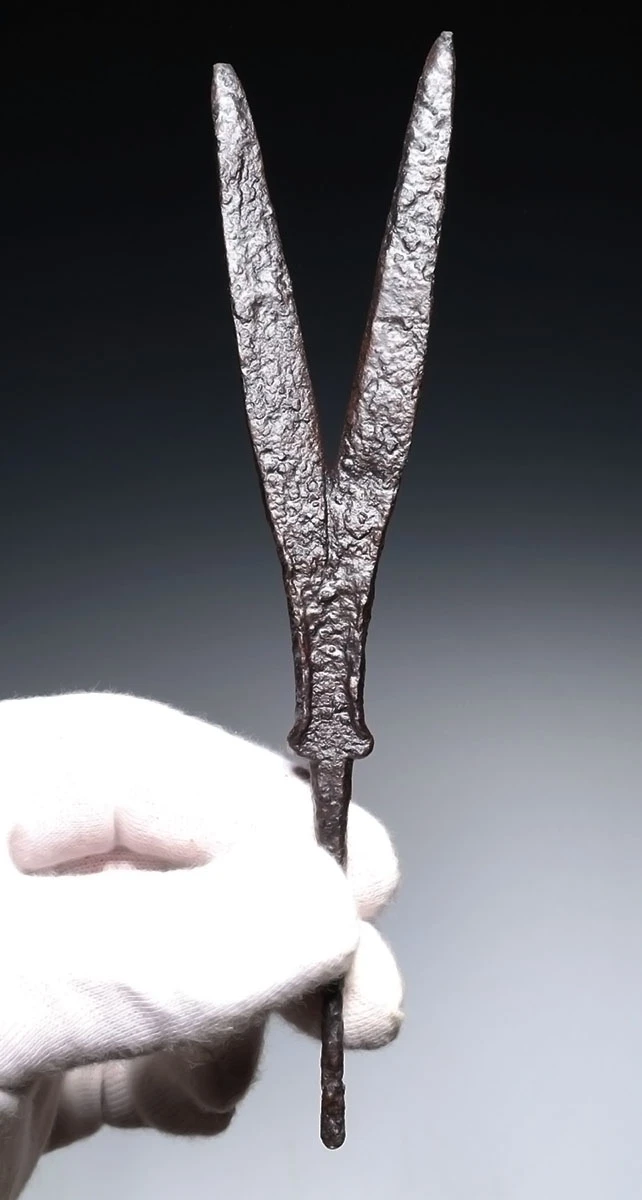 EXTREMELY RARE ANCIENT SAKA SCYTHIAN LARGE IRON BIFURCATED FORKED PRESTIGE ARROWHEAD  *LUR490
