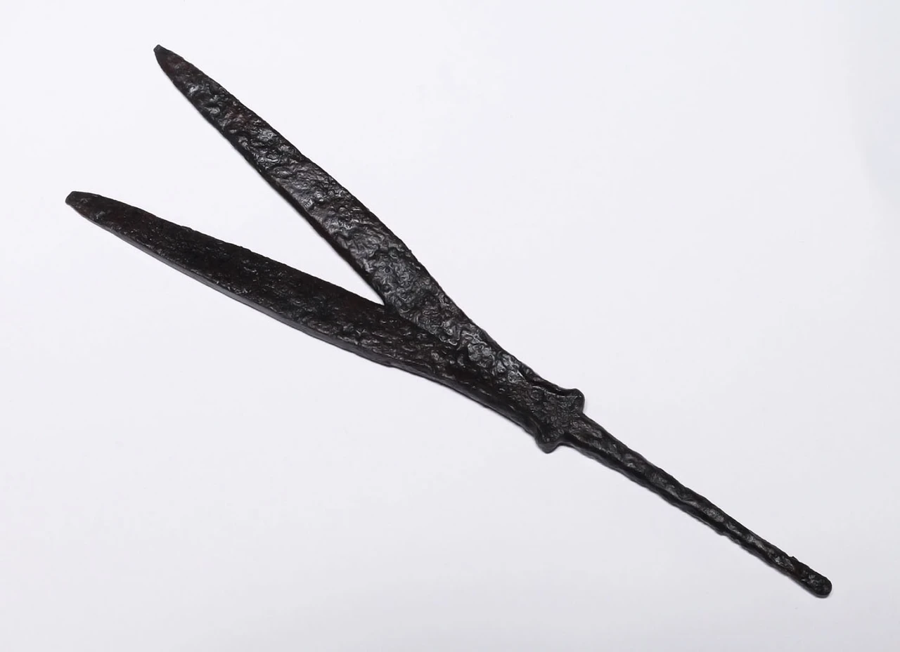 EXTREMELY RARE ANCIENT SAKA SCYTHIAN LARGE IRON BIFURCATED FORKED PRESTIGE ARROWHEAD  *LUR490