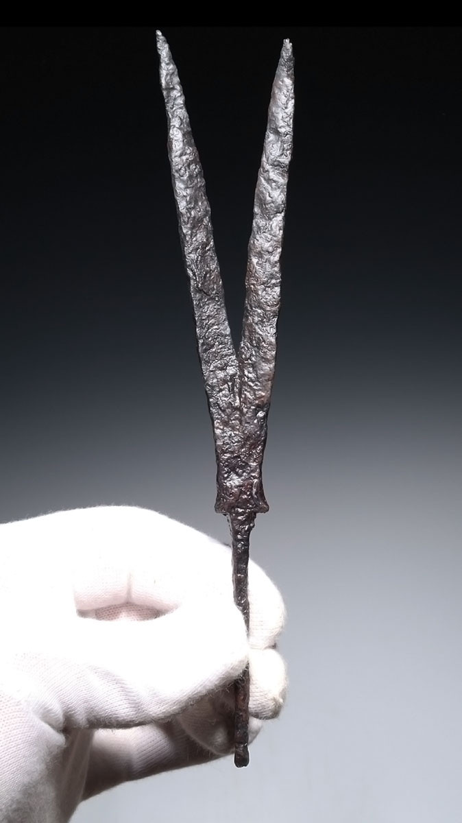 EXTREMELY RARE ANCIENT SAKA SCYTHIAN LARGE IRON BIFURCATED FORKED PRESTIGE ARROWHEAD  *LUR489