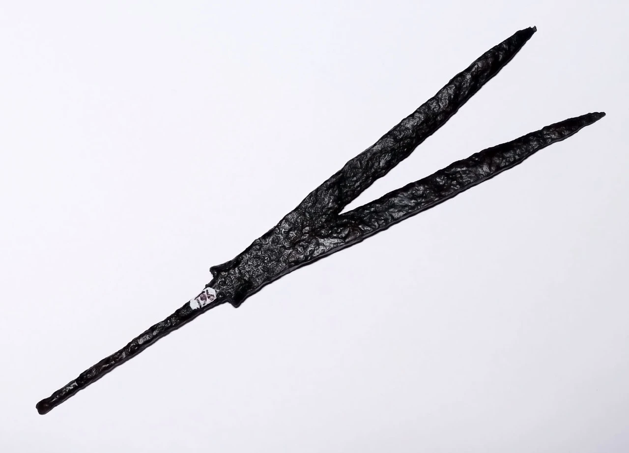 EXTREMELY RARE ANCIENT SAKA SCYTHIAN LARGE IRON BIFURCATED FORKED PRESTIGE ARROWHEAD  *LUR489