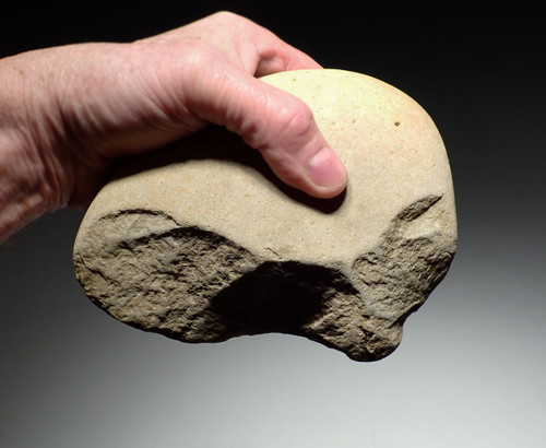 LARGE BONE-SMASHING MODE I OLDOWAN PEBBLE CHOPPER AXE WITH POINT FROM EUROPE'S FIRST HUMANS  *PB199