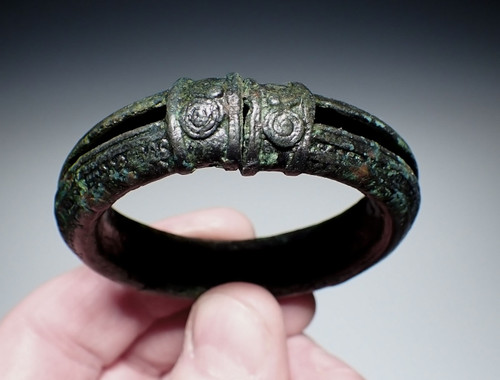 DECORATIVE ANCIENT BRONZE HOLLOW CUFF BANGLE BRACELET FROM THE SOUTHEAST ASIA DONG SON CULTURE  *SEA16
